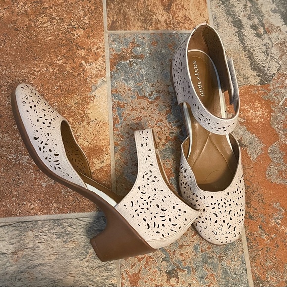 💋Gorgeous & Comfy Easy Spirit Perforated Velcro Ankle Strap Mary Jane Shoes! - Picture 9 of 13